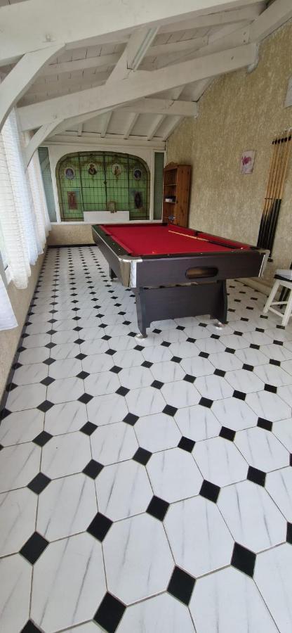 Avec Piscine Et Billard Holiday home *