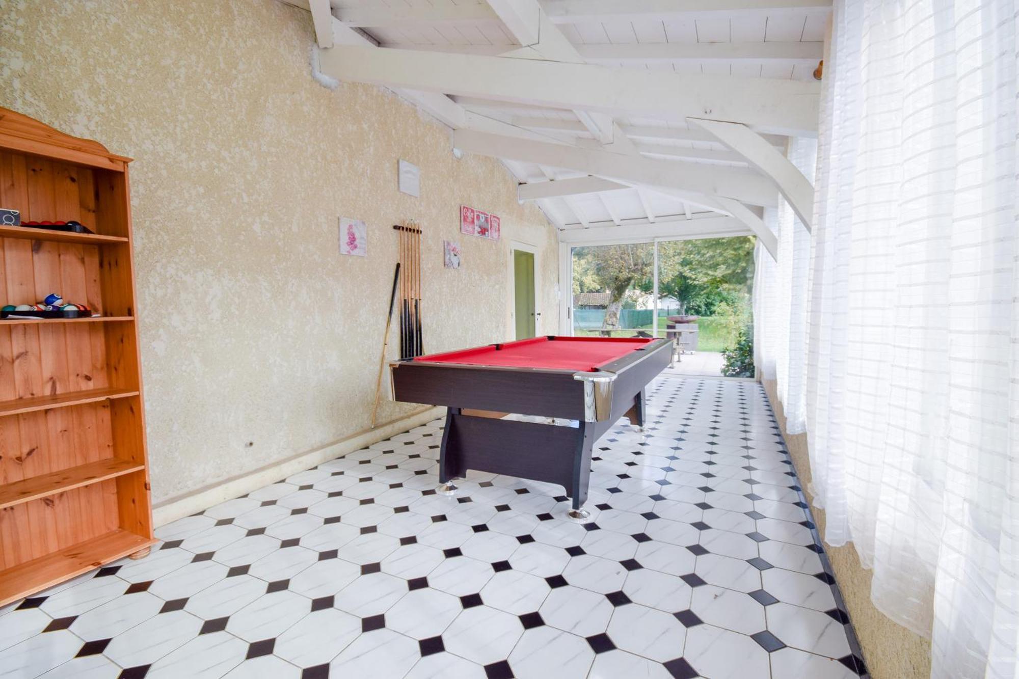 Avec Piscine Et Billard * Sabres